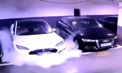 Une Tesla Gar E Dans Un Parking Prend Feu Cause De Sa Batterie