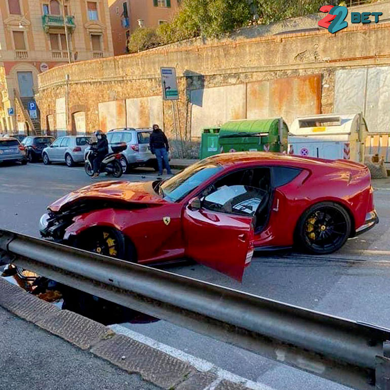 Ferrari 812 Superfast crash en Italie