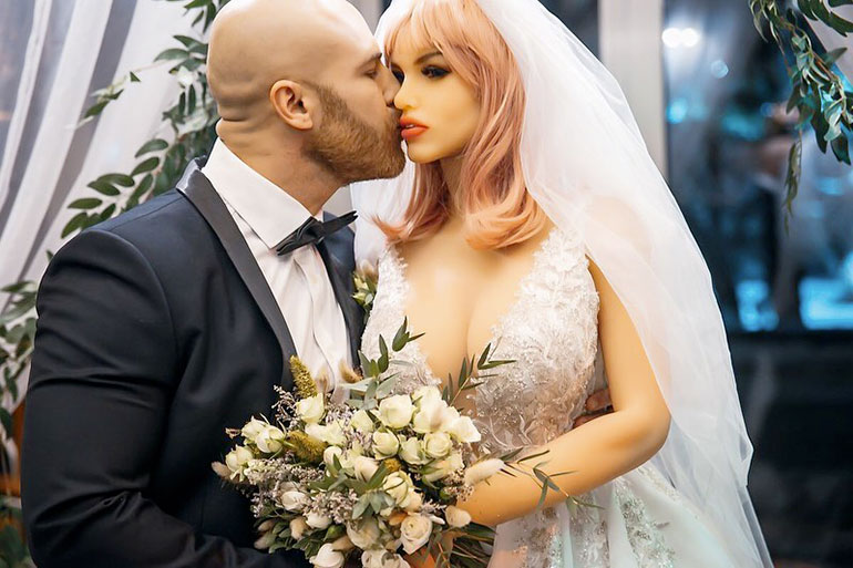 Mariage avec poupee gongable