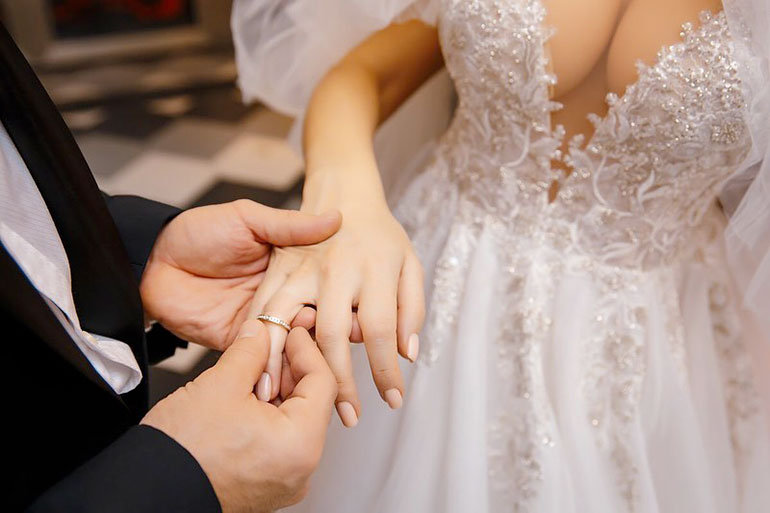 Mariage avec poupee gongable