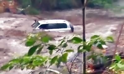 Un Automobiliste Se Fait Emporter Par Un Torrent D Eau Koideneuf